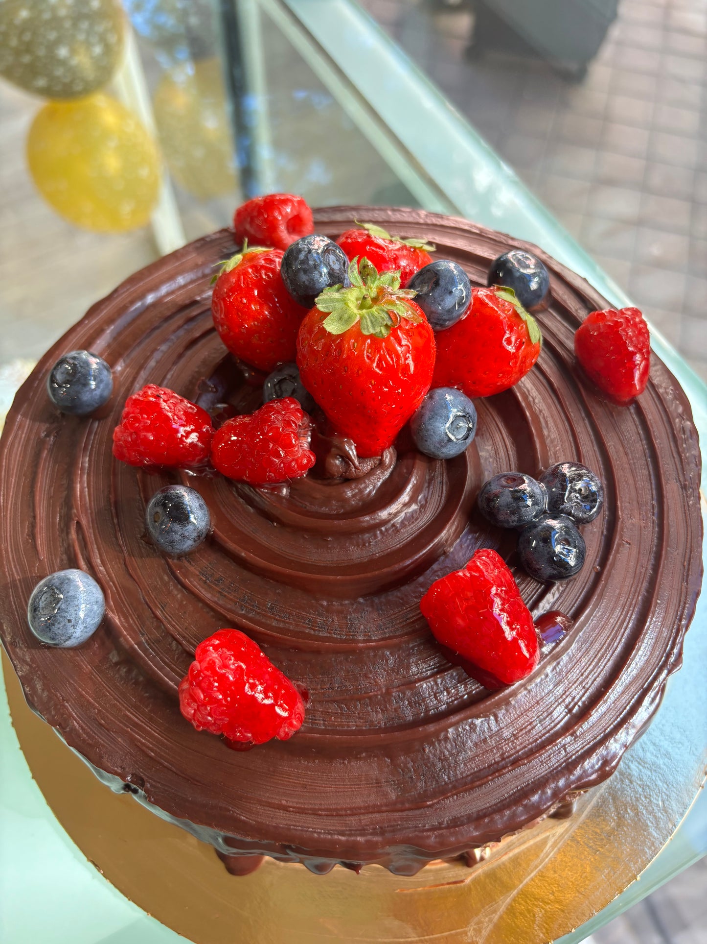 Tarta de chocolate con frutos rojos