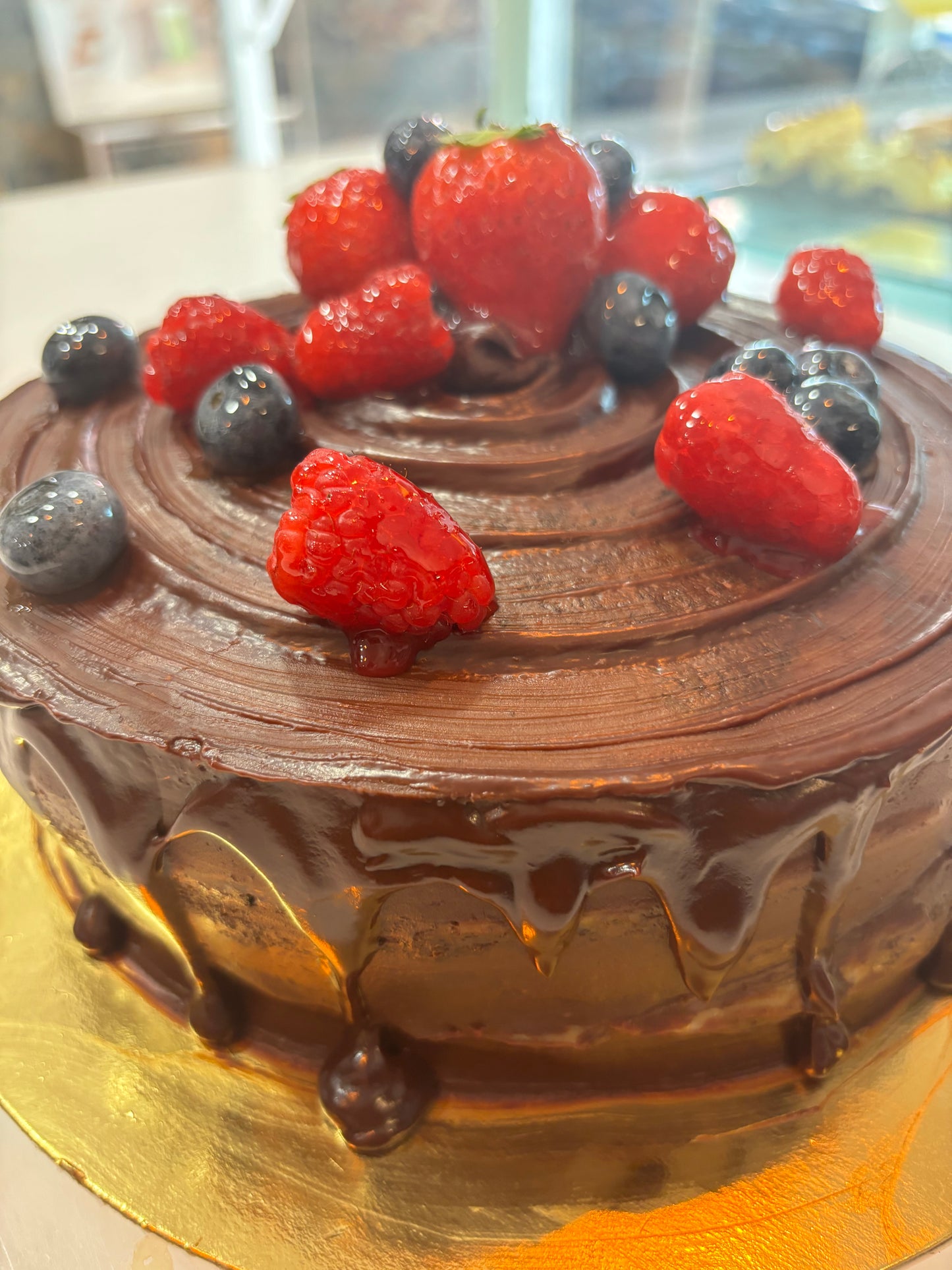 Tarta de chocolate con frutos rojos
