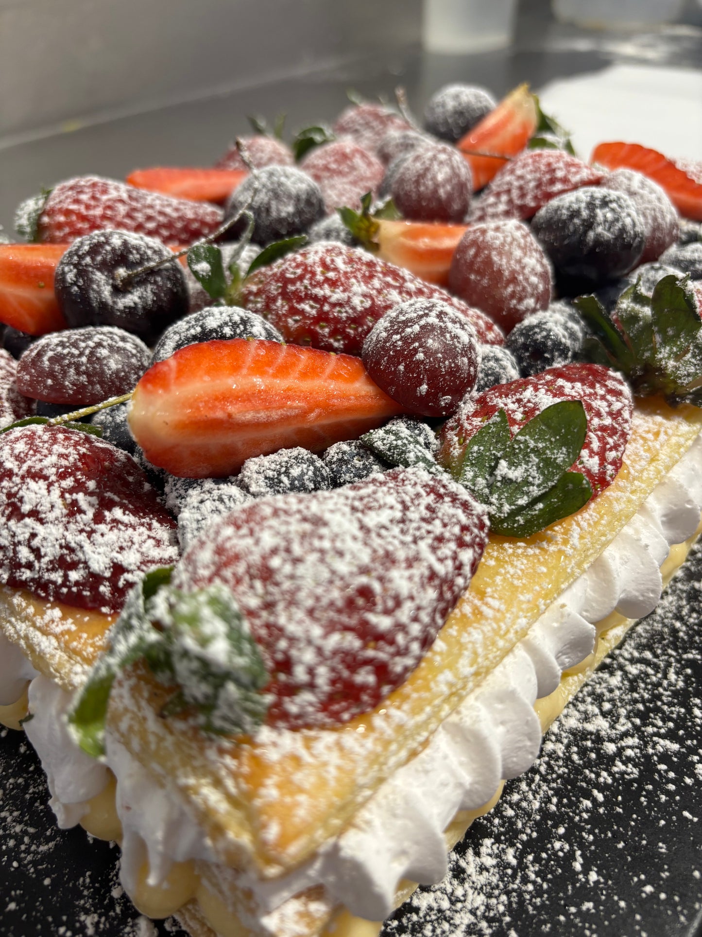 Tarta de Milhojas relleno de crema y Nata